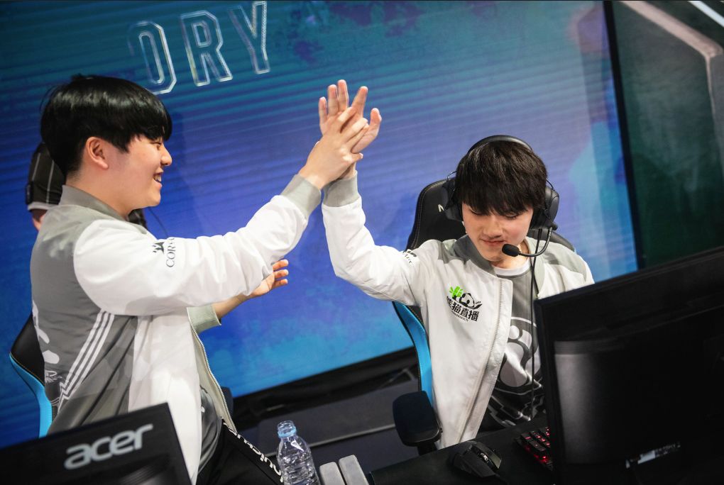 JackeyLove在瑞士队比赛中挺进下一轮，逆转引发热议！(jackeylove是哪个战队的)